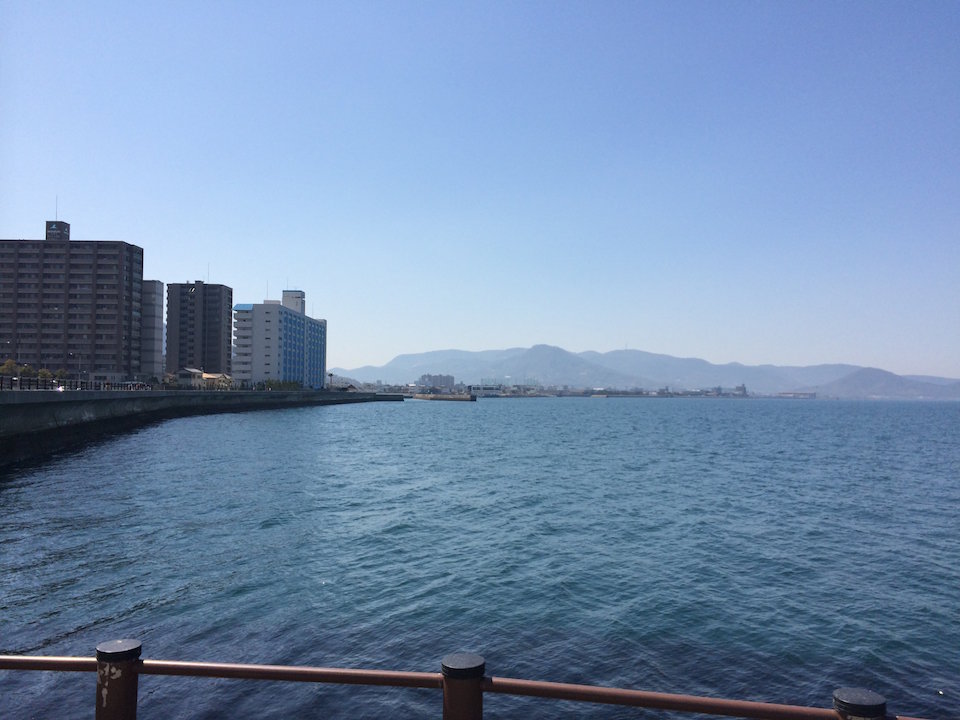 高松築港から瀬戸内海を眺める