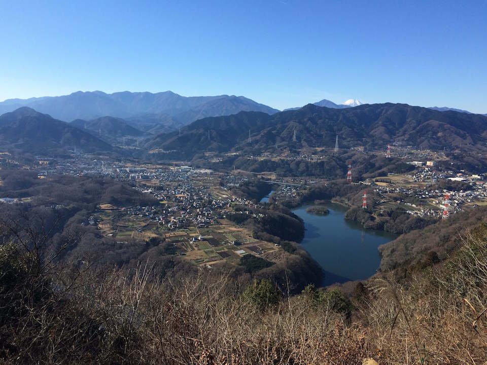 見晴台から津久井湖を眺める
