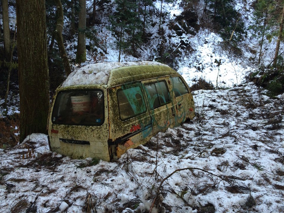 雪に埋もれた廃車