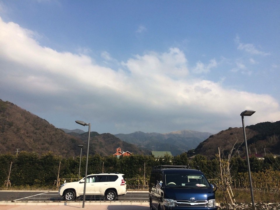 駐車場から達磨山の山頂を望む