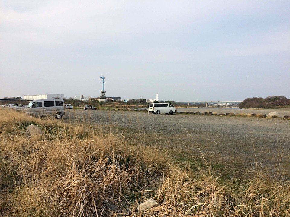 相模川河川敷の駐車場