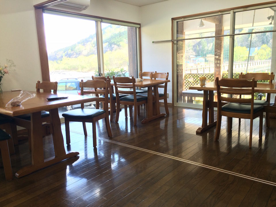朝日山の家の食堂