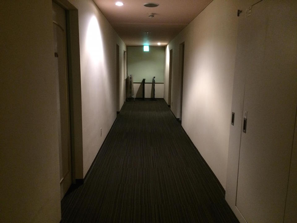ターミナルホテルの薄暗い廊下