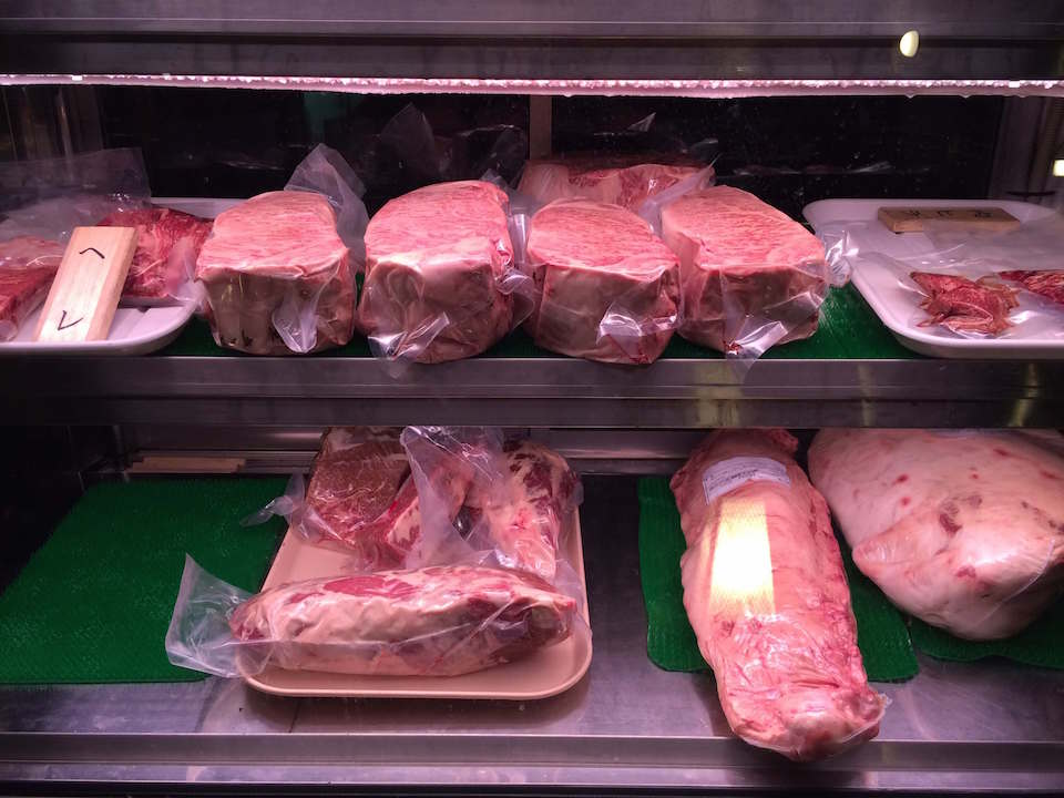 お店に飾られた牛肉