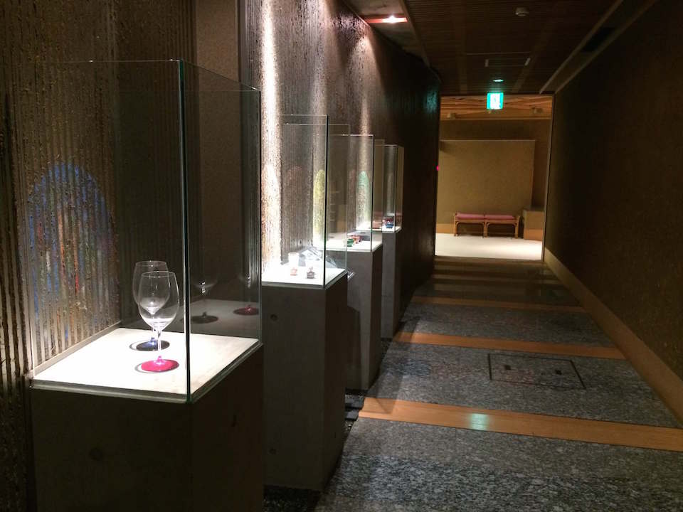 グラスの飾られた廊下