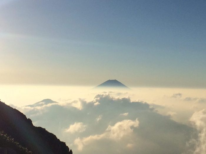 雲に浮かぶ富士山