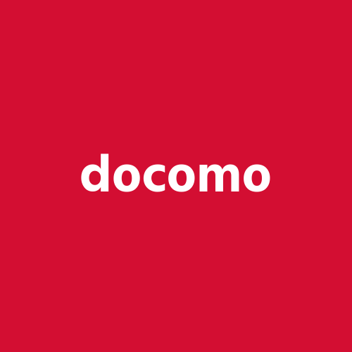 赤い背景に白い文字でdocomoと書いてあります