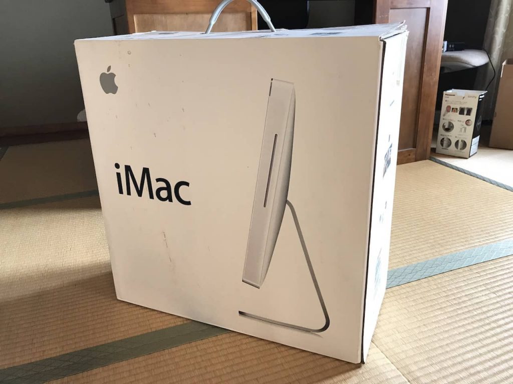 iMacの外箱が畳の上に置かれています