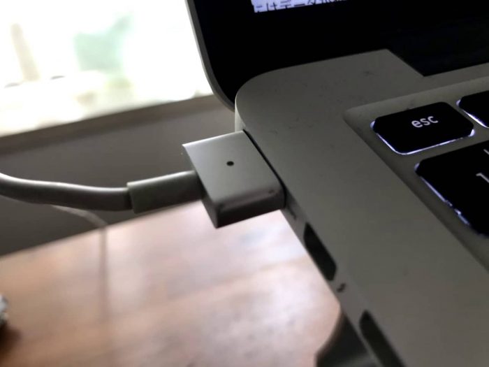 MacbookのMagsafeのランプがつかず充電されていない状態