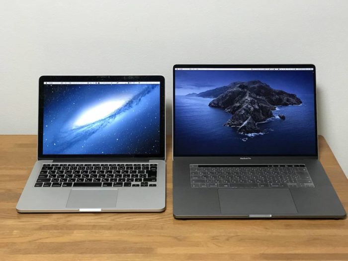 Macbook Pro 13インチと16インチが木製デスクの上に置かれています