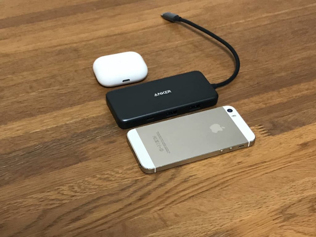 Anker 7-in-1 USB-Cハブの大きさをiphone 5s、airpods proのケースと比較