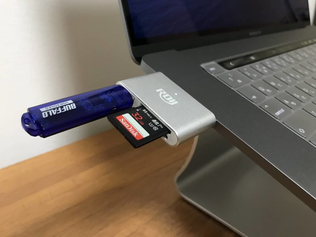 USBC-ハブにSDカードとUSBメモリが接続されています