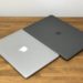 Macbook Pro 13インチと16インチが木製デスクの上に置かれています